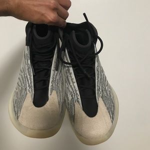 Yeezy Qntm “preowned”